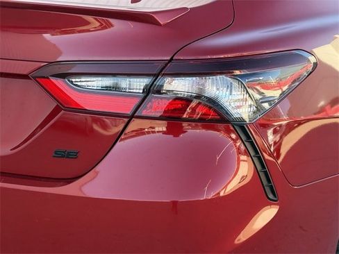 Used 2021 Toyota Camry SE image 6