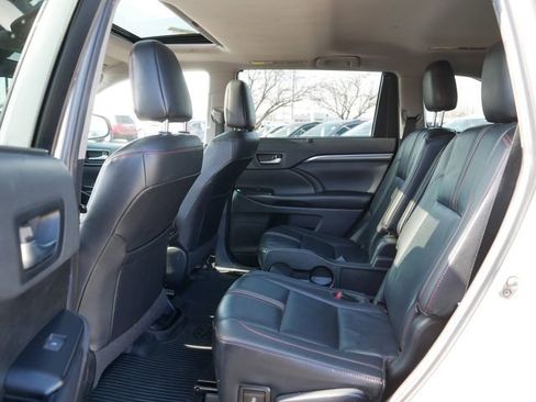 Used 2019 Toyota Highlander SE image 14