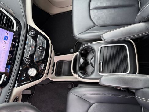 Certified 2023 Chrysler Pacifica Touring-L FWD image 12