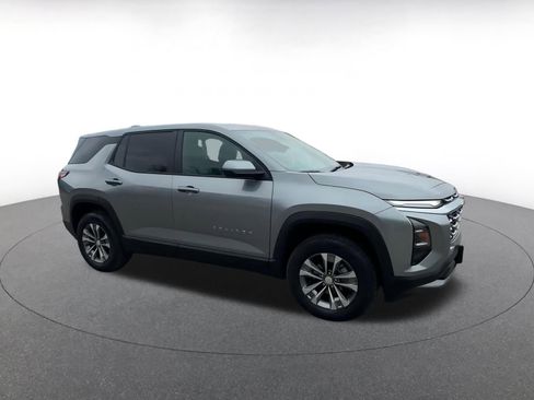 Used 2025 Chevrolet Equinox LT image 2