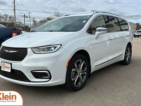 Used 2024 Chrysler Pacifica Pinnacle w/ Trailer Tow Group image 3