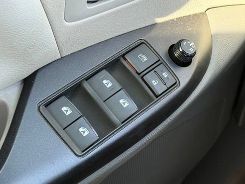 Used 2015 Toyota Sienna LE FWD image 32