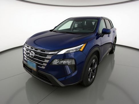 Used 2025 Nissan Rogue SV image 3