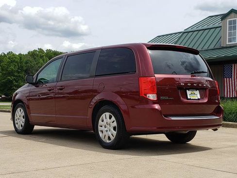 Used 2018 Dodge Grand Caravan SE w/ UConnect Hands-Free Group FWD image 3