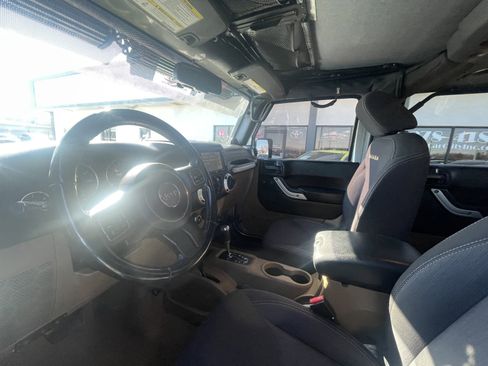 Used 2014 Jeep Wrangler Unlimited Sahara w/ Connectivity Group image 9