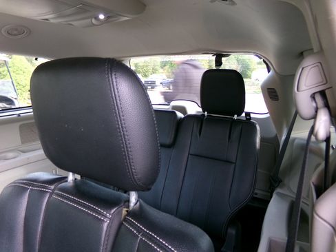 Used 2016 Chrysler Town & Country Touring image 15