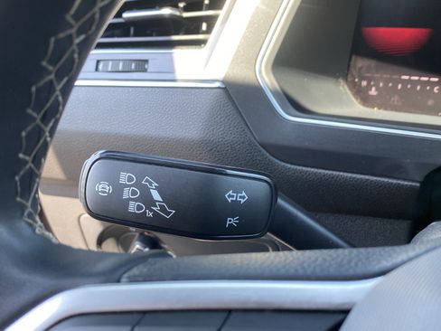 Used 2023 Volkswagen Tiguan SE R-Line image 33