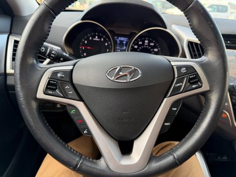 Used 2012 Hyundai Veloster w/ Style Pkg image 16