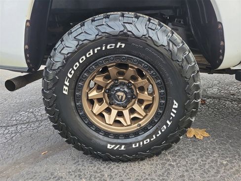 Used 2017 Toyota Tacoma SR image 5