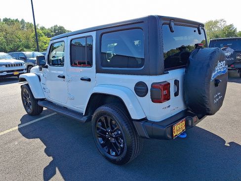 Used 2022 Jeep Wrangler Unlimited Sahara w/ Cold Weather Group image 4