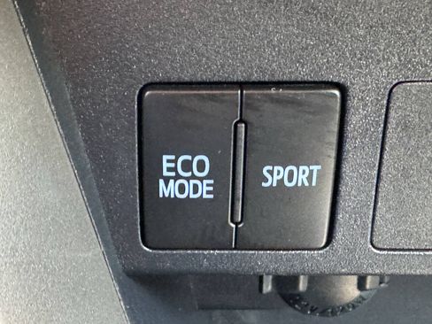 Used 2018 Toyota RAV4 LE AWD/4WD image 55