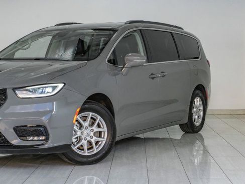 Used 2022 Chrysler Pacifica Touring-L image 46