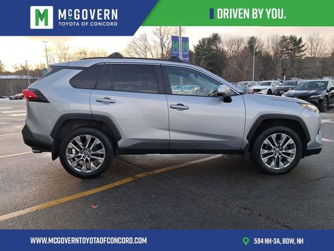 Used 2022 Toyota RAV4 XLE Premium image 6