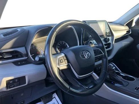 Used 2023 Toyota Highlander XLE FWD image 11