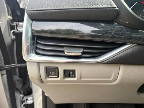 Used 2021 Cadillac XT4 Premium Luxury w/ Cold Weather Package FWD image 32