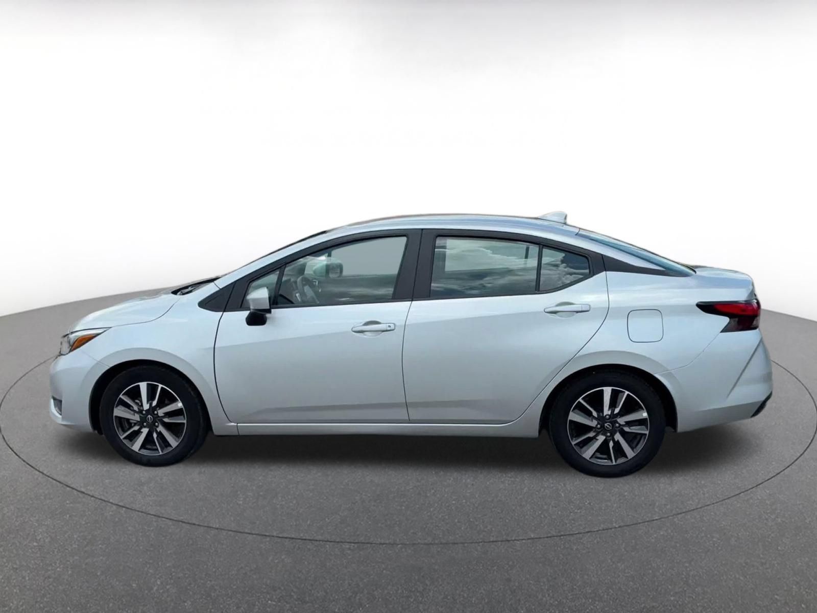 Used 2025 Nissan Versa SV FWD image 9