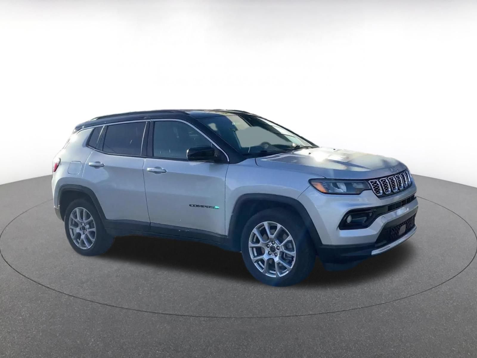 Used 2025 Jeep Compass Limited AWD/4WD image 2
