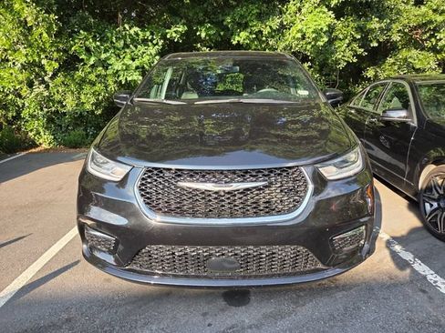 Used 2025 Chrysler Pacifica Select FWD image 2
