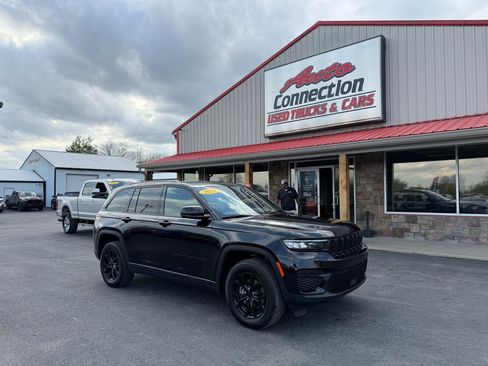 Used 2025 Jeep Grand Cherokee Altitude image 1