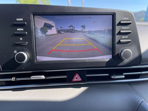 Used 2022 Hyundai Elantra SE FWD image 9