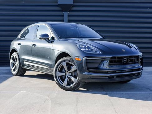 Certified 2025 Porsche Macan image 9