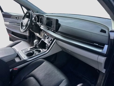 Used 2023 Kia Carnival LX FWD image 29