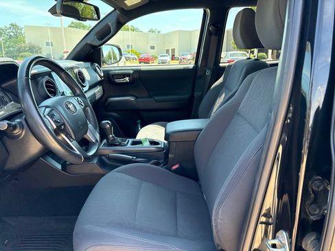 Used 2019 Toyota Tacoma TRD Off-Road w/ Technology Package AWD/4WD image 11