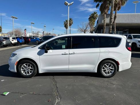 Used 2024 Chrysler Pacifica Touring-L FWD image 3
