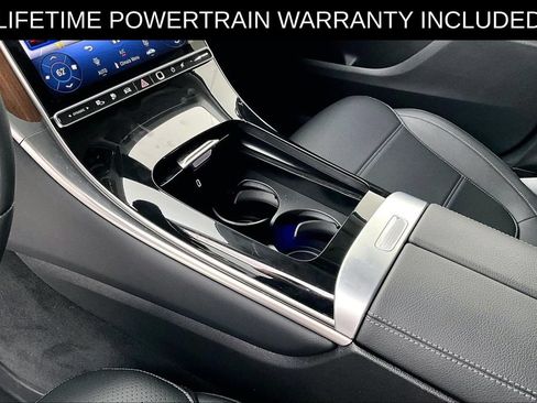 Used 2025 Mercedes-Benz GLC 350e 4MATIC image 17