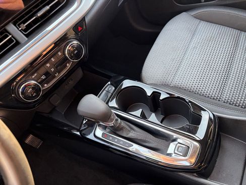 Used 2025 Chevrolet Trax LT w/ LT Convenience Package image 40