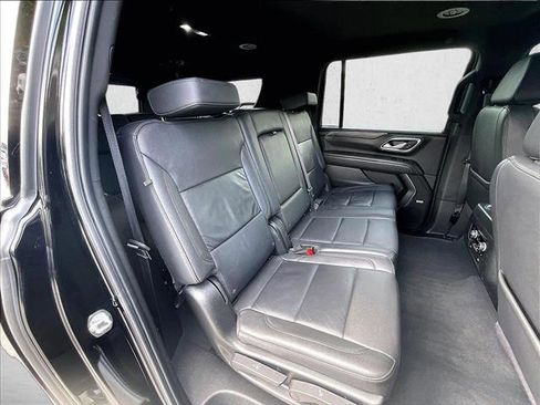 Used 2024 Chevrolet Suburban LT w/ Luxury Package RWD image 28