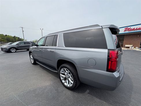 Used 2019 Chevrolet Suburban LT w/ Luxury Package image 3