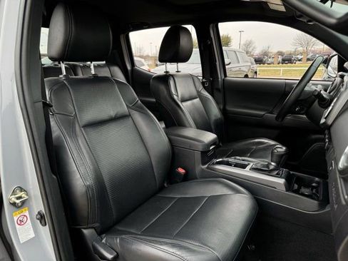 Used 2018 Toyota Tacoma TRD Sport image 31
