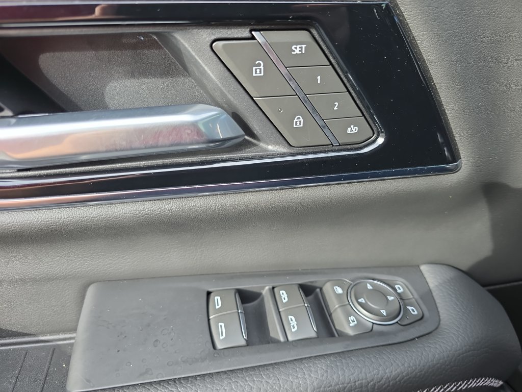 Used 2025 GMC Yukon Denali w/ Sun & Power Step Package AWD/4WD image 31