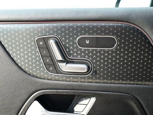 Used 2024 Mercedes-Benz GLB 250 image 28