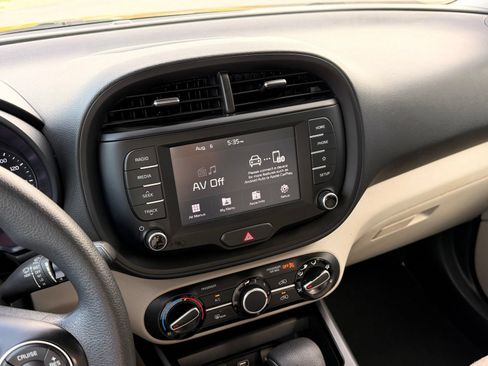 Used 2020 Kia Soul LX FWD image 30
