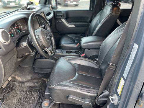 Used 2017 Jeep Wrangler Unlimited Sahara w/ Connectivity Group AWD/4WD image 8