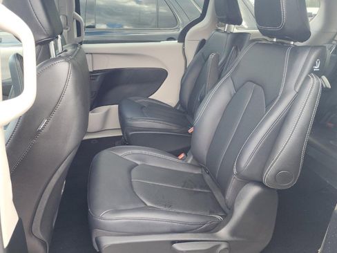 Used 2024 Chrysler Pacifica Limited FWD image 10