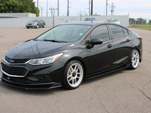 Used 2018 Chevrolet Cruze LS FWD image 2