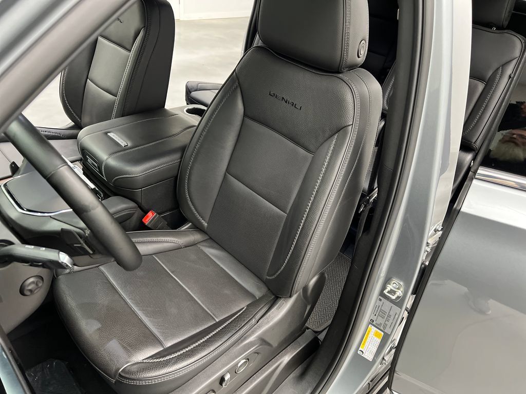 Used 2025 GMC Yukon XL Denali RWD image 11