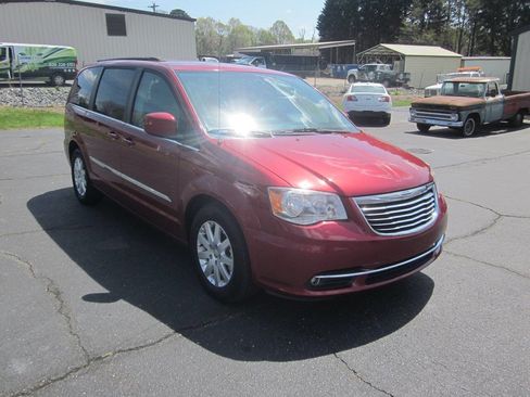 Used 2015 Chrysler Town & Country Touring image 5