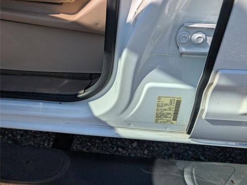 Used 2016 Nissan Frontier SL w/ Moonroof Package AWD/4WD image 14