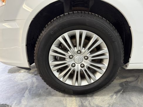 Used 2015 Chrysler Town & Country Touring-L w/ Driver Convenience Group image 25