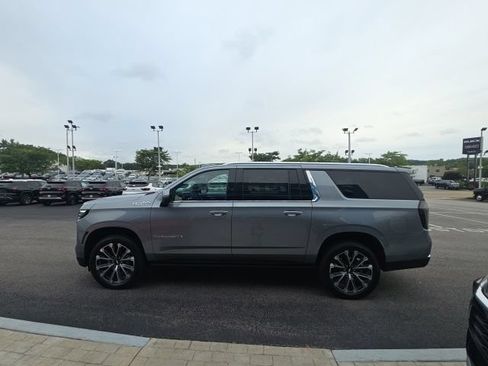 Used 2025 Chevrolet Suburban High Country AWD/4WD image 5