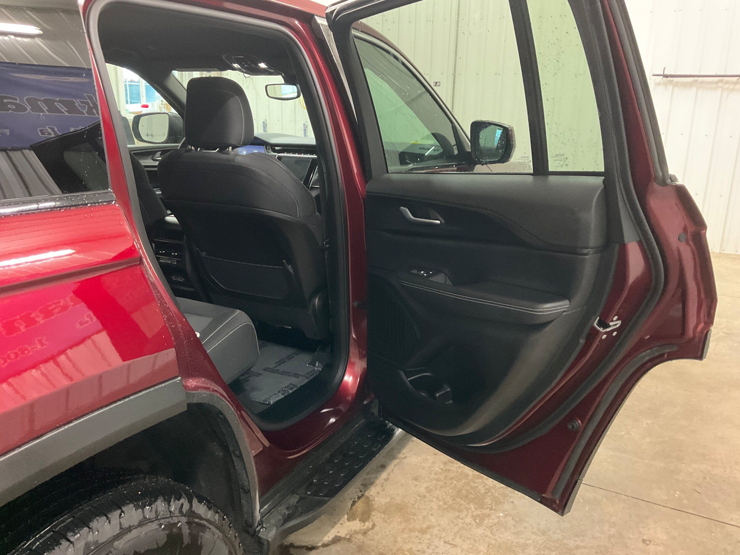 Used 2024 Jeep Grand Cherokee Laredo AWD/4WD image 23