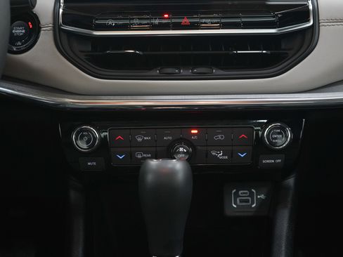 Used 2024 Jeep Compass Limited w/ Sun and Sound Group AWD/4WD image 16