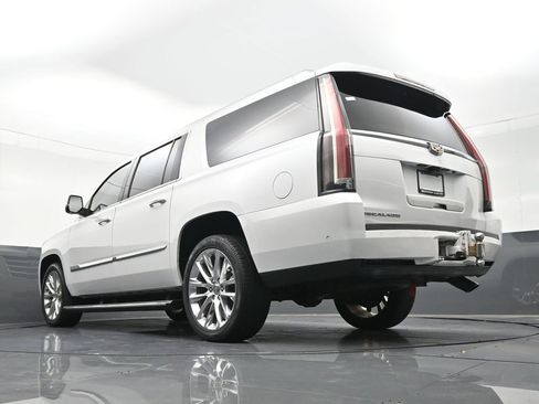 Used 2019 Cadillac Escalade ESV Premium Luxury RWD image 29