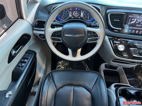 Used 2020 Chrysler Pacifica Limited FWD image 16