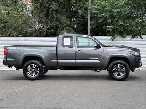 Used 2017 Toyota Tacoma TRD Sport w/ Tow Package (A/T) AWD/4WD image 9