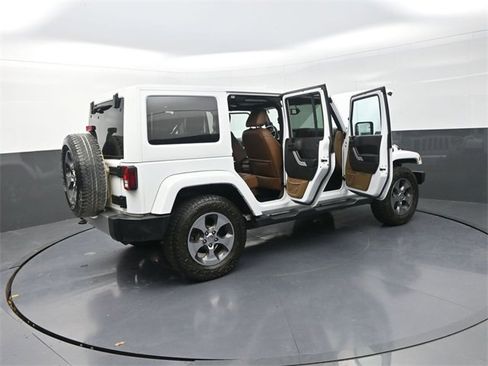 Used 2017 Jeep Wrangler Unlimited Sahara w/ Connectivity Group image 31